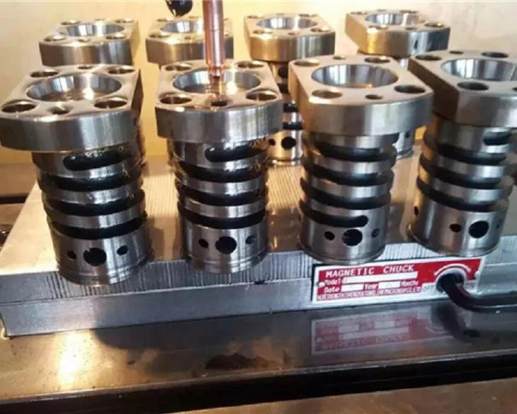 PET butelių ruošinio formavimas su karštuoju bėgimu